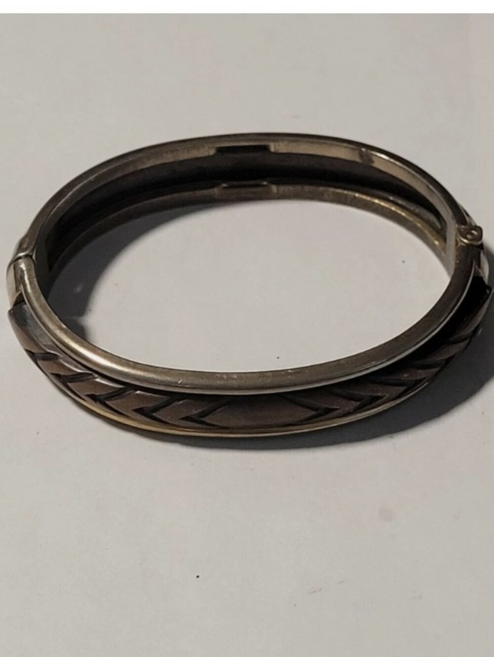 Chevron-Pattern Hinged Bangle Bracelet in Brown and Gold